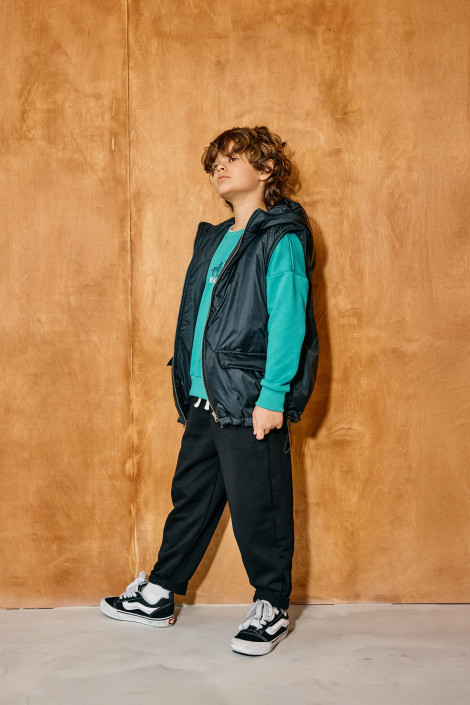 Kamizelka chłopięca z kapturem czarna MASHMNIE